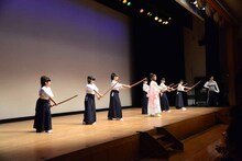 さくら学院「剱舞（つるぎまい）の授業」1部の様子。