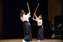 手前から野津友那乃、水野由結。