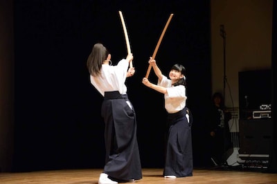 手前から野津友那乃、水野由結。