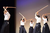 さくら学院「剱舞（つるぎまい）の授業」1部の様子。