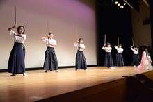 さくら学院「剱舞（つるぎまい）の授業」2部の様子。