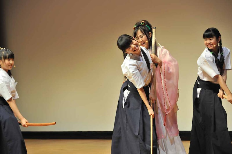 腰を痛める杉崎寧々。