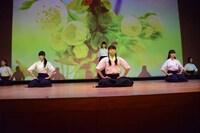 「夢に向かって」の曲で剱舞を実演するさくら学院。