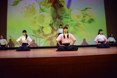 「夢に向かって」の曲で剱舞を実演するさくら学院。