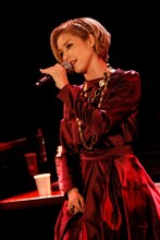 BENI。11月14日に東京・COTTON CLUBで行われた「COVERS 3」のリリース記念イベント時の様子。