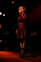 BENI。11月14日に東京・COTTON CLUBで行われた「COVERS 3」のリリース記念イベント時の様子。