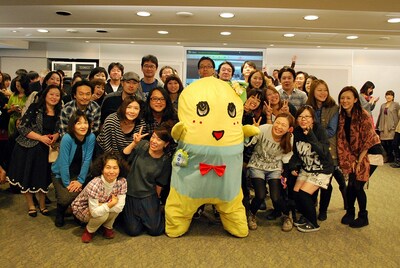 ユニバーサルミュージック訪問時のふなっしーと同社社員。