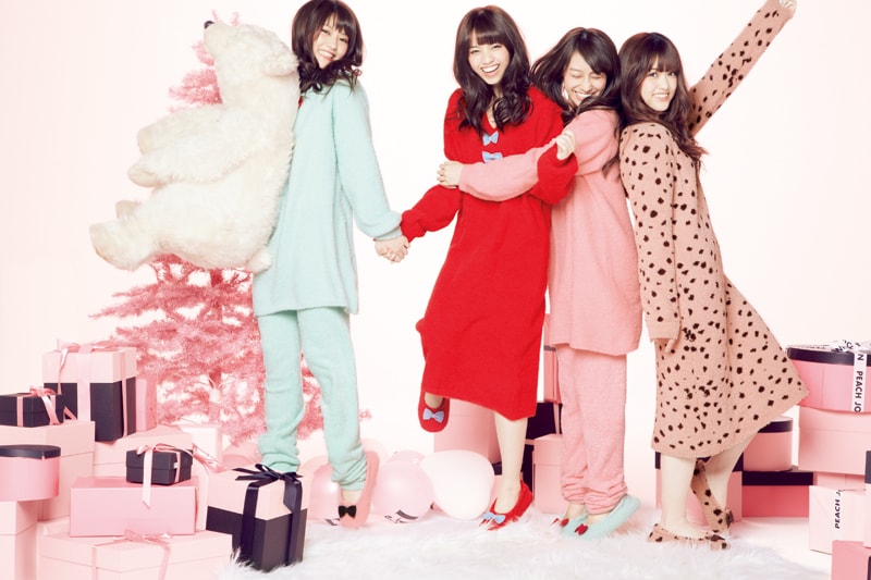 「PEACH JOHN 2013 Winter vol.87」より、PEACH JOHNのルームウェアを着用した乃木坂46。
