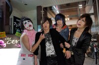 ドラマ「49」に出演中のゴールデンボンバー。