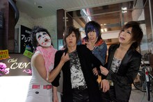 ドラマ「49」に出演中のゴールデンボンバー。