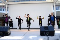 超特急「Kiss Me Baby～あなたはキスしたい？それともキスされたい??～ツアー」神奈川・ラゾーナ川崎プラザ ルーファ広場 グランドステージの様子。