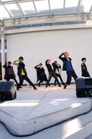 超特急「Kiss Me Baby～あなたはキスしたい？それともキスされたい??～ツアー」神奈川・ラゾーナ川崎プラザ ルーファ広場 グランドステージの様子。