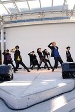 超特急「Kiss Me Baby～あなたはキスしたい？それともキスされたい??～ツアー」神奈川・ラゾーナ川崎プラザ ルーファ広場 グランドステージの様子。