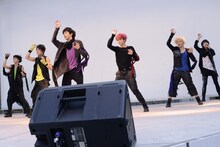 超特急「Kiss Me Baby～あなたはキスしたい？それともキスされたい??～ツアー」神奈川・ラゾーナ川崎プラザ ルーファ広場 グランドステージの様子。