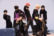 超特急「Kiss Me Baby～あなたはキスしたい？それともキスされたい??～ツアー」神奈川・ラゾーナ川崎プラザ ルーファ広場 グランドステージの様子。