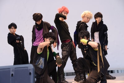 超特急「Kiss Me Baby～あなたはキスしたい？それともキスされたい??～ツアー」神奈川・ラゾーナ川崎プラザ ルーファ広場 グランドステージの様子。