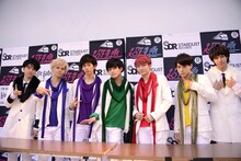 新シングル「Kiss Me Baby」初回限定盤C「ぼっちDD盤」の衣装を着た超特急。