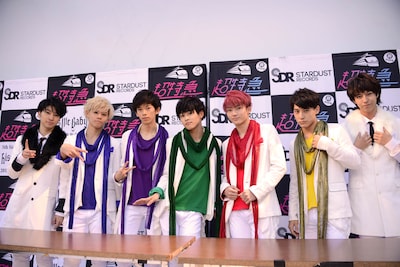 新シングル「Kiss Me Baby」初回限定盤C「ぼっちDD盤」の衣装を着た超特急。