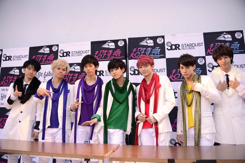 新シングル「Kiss Me Baby」初回限定盤C「ぼっちDD盤」の衣装を着た超特急。