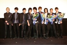 イベントの応援に駆けつけたflumpoolと記念撮影をするMayday。