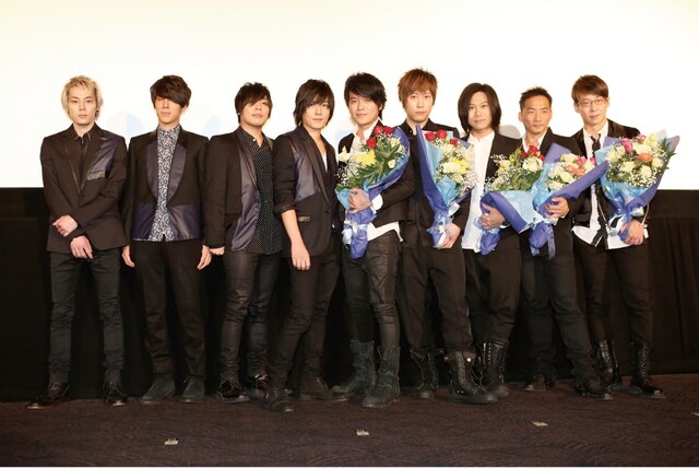 イベントの応援に駆けつけたflumpoolと記念撮影をするMayday。