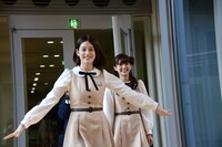 イベントに向かう宮澤成良（手前）、柏幸奈（奥）。