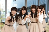 斉藤優里、深川麻衣、衛藤美彩、永島聖羅（手前左から）