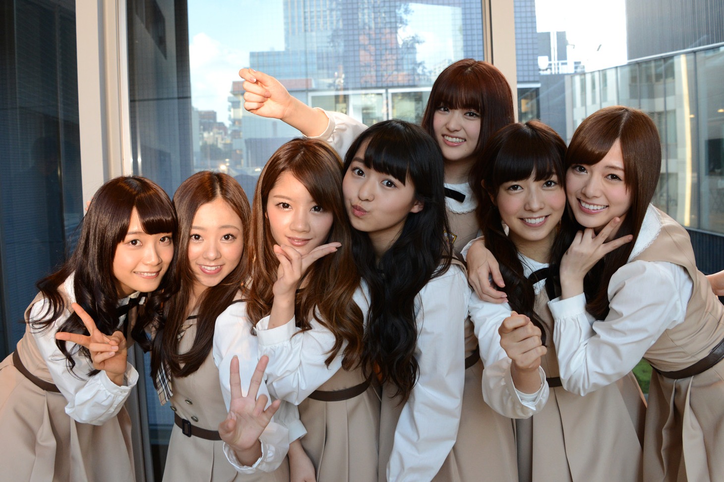 深川麻衣、川村真洋、畠中清羅、伊藤万理華、松村沙友理、斉藤優里、白石麻衣（左から）