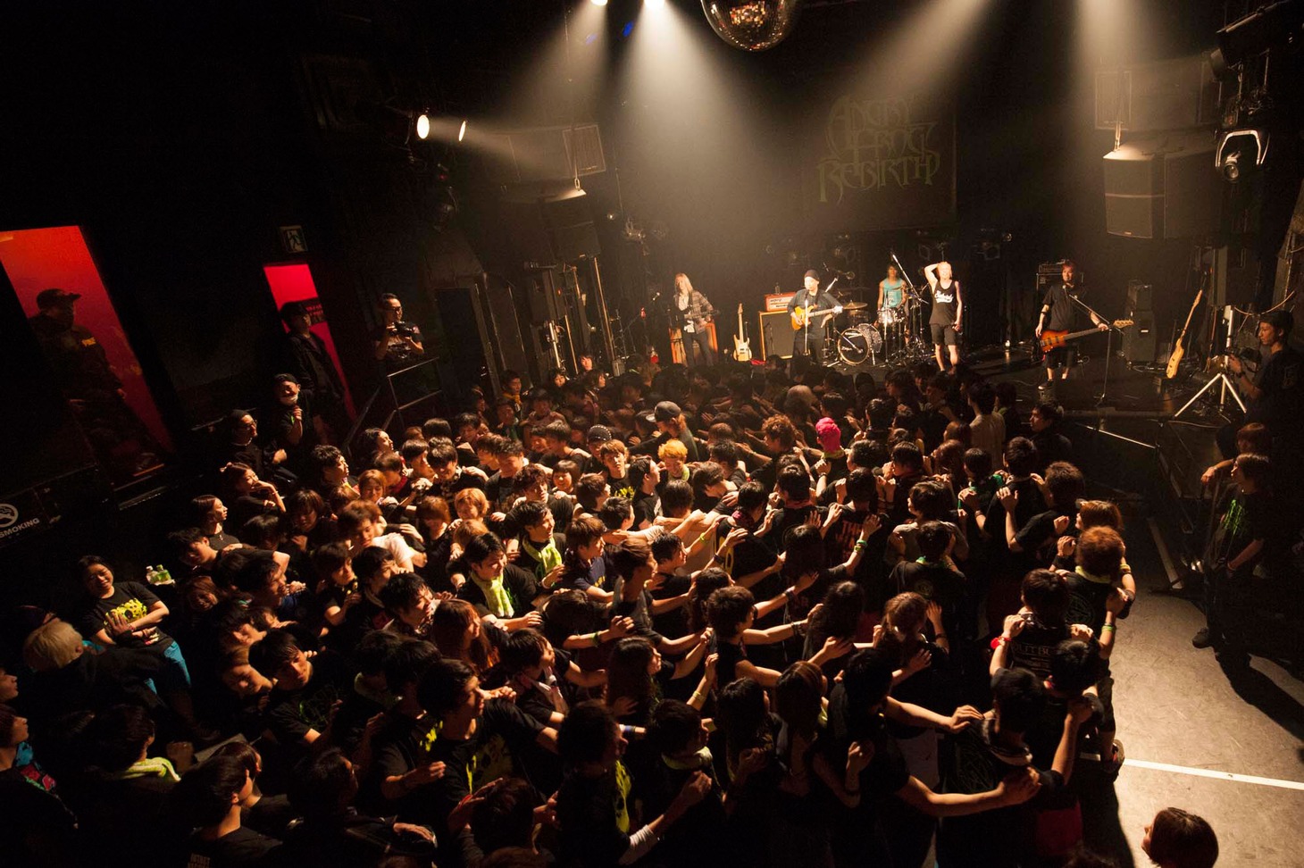 ANGRY FROG REBIRTH「Dance in the dark Tour -Final-」の様子。