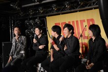 左から桐谷健太、THE イナズマ戦隊。