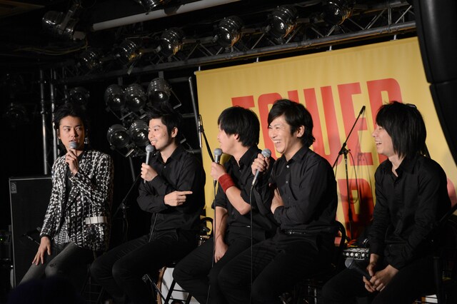 左から桐谷健太、THE イナズマ戦隊。