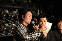 「河野勇作（桐谷健太）×THE イナズマ戦隊『喜びの歌』発売記念スペシャルイベント」の様子。