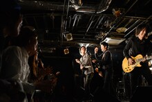 「河野勇作（桐谷健太）×THE イナズマ戦隊『喜びの歌』発売記念スペシャルイベント」の様子。