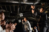 「河野勇作（桐谷健太）×THE イナズマ戦隊『喜びの歌』発売記念スペシャルイベント」の様子。