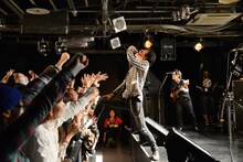 「河野勇作（桐谷健太）×THE イナズマ戦隊『喜びの歌』発売記念スペシャルイベント」の様子。