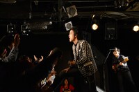 「河野勇作（桐谷健太）×THE イナズマ戦隊『喜びの歌』発売記念スペシャルイベント」の様子。