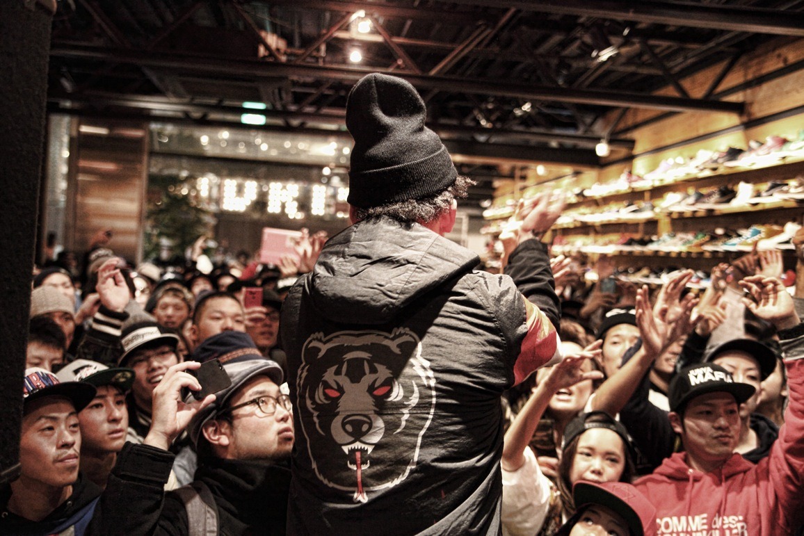 KICKS LAB.で行われたANARCHYのフリーライブの模様。（Photo by Mitsugu Shimamura）