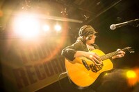 長澤知之「黄金の在処」リリース記念インストアライブの様子。