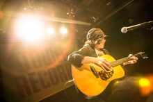 長澤知之「黄金の在処」リリース記念インストアライブの様子。