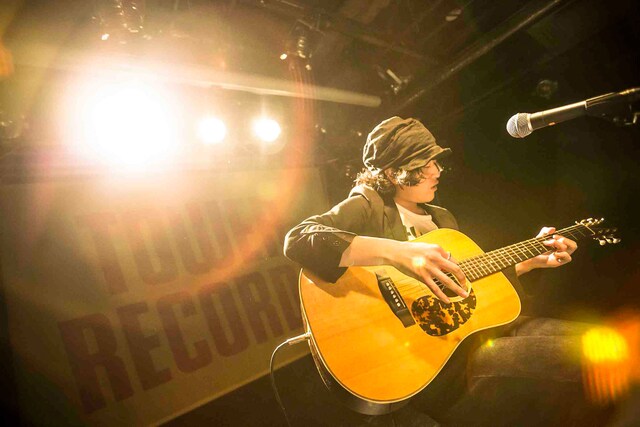 長澤知之「黄金の在処」リリース記念インストアライブの様子。