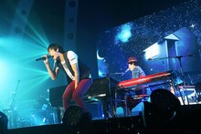 スキマスイッチ「Sukimaswitch 10th Anniversary Arena Tour2013“POPMAN'S WORLD”」の様子。