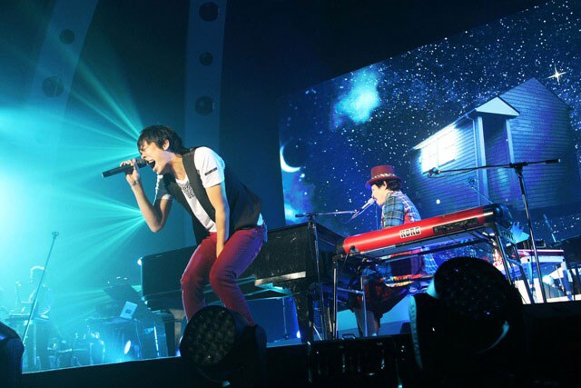 スキマスイッチ「Sukimaswitch 10th Anniversary Arena Tour2013“POPMAN'S WORLD”」の様子。