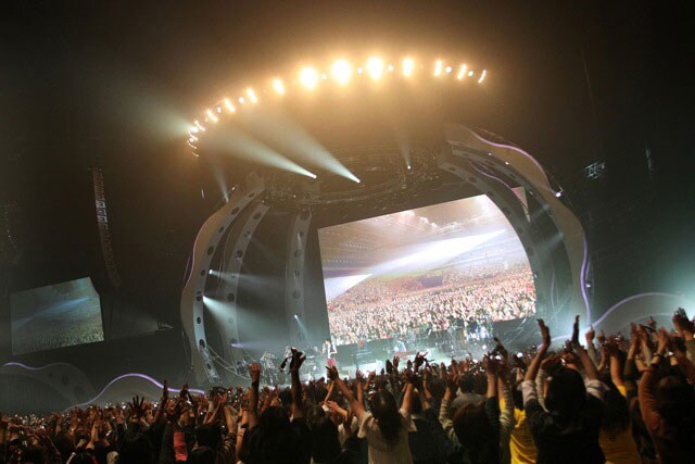 スキマスイッチ「Sukimaswitch 10th Anniversary Arena Tour2013“POPMAN'S WORLD”」の様子。