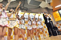 タワーレコードの嶺脇育夫社長とともに気合いを入れるアップアップガールズ（仮）。