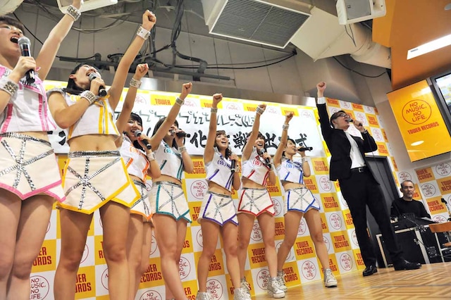 タワーレコードの嶺脇育夫社長とともに気合いを入れるアップアップガールズ（仮）。