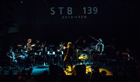 吉井和哉「AT THE SWEET BASIL ～スイートベイジルの夜～」の様子。