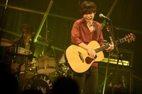 中田裕二「TOUR '13 "INTO THE GALAXY"」東京・渋谷公会堂公演の様子。