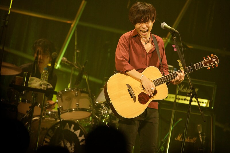 中田裕二「TOUR '13 "INTO THE GALAXY"」東京・渋谷公会堂公演の様子。