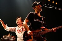 左から増子直純（Vo）、清水泰次（B）（撮影：渡邉一生）。