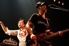 左から増子直純（Vo）、清水泰次（B）（撮影：渡邉一生）。